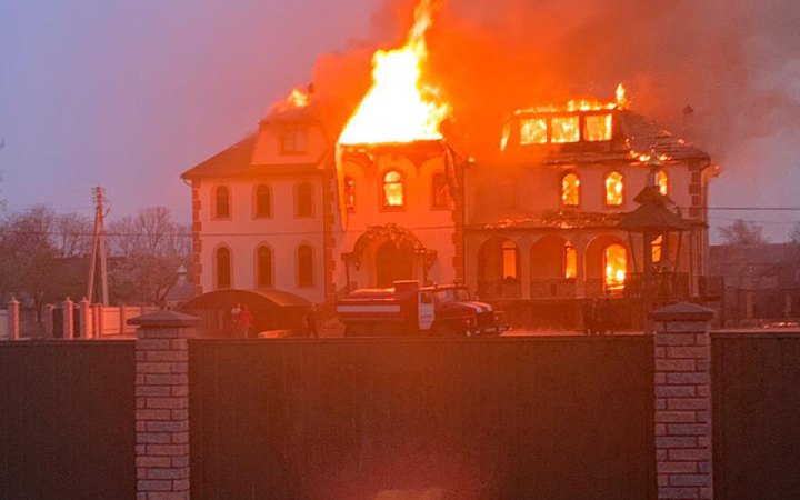 У Чернівецькій області чоловік підпалив церкву і магазин