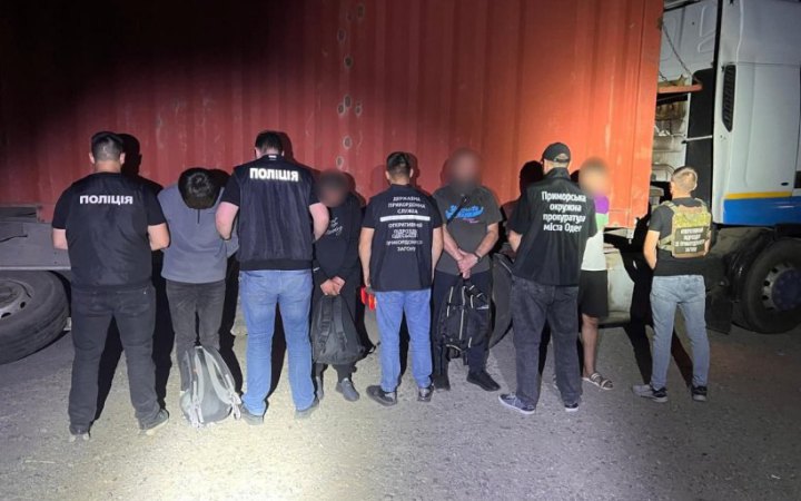 На Одещині троє чоловіків намагалися потрапити до Молдови у фурі з лісом