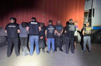 На Одещині троє чоловіків намагалися потрапити до Молдови у фурі з лісом