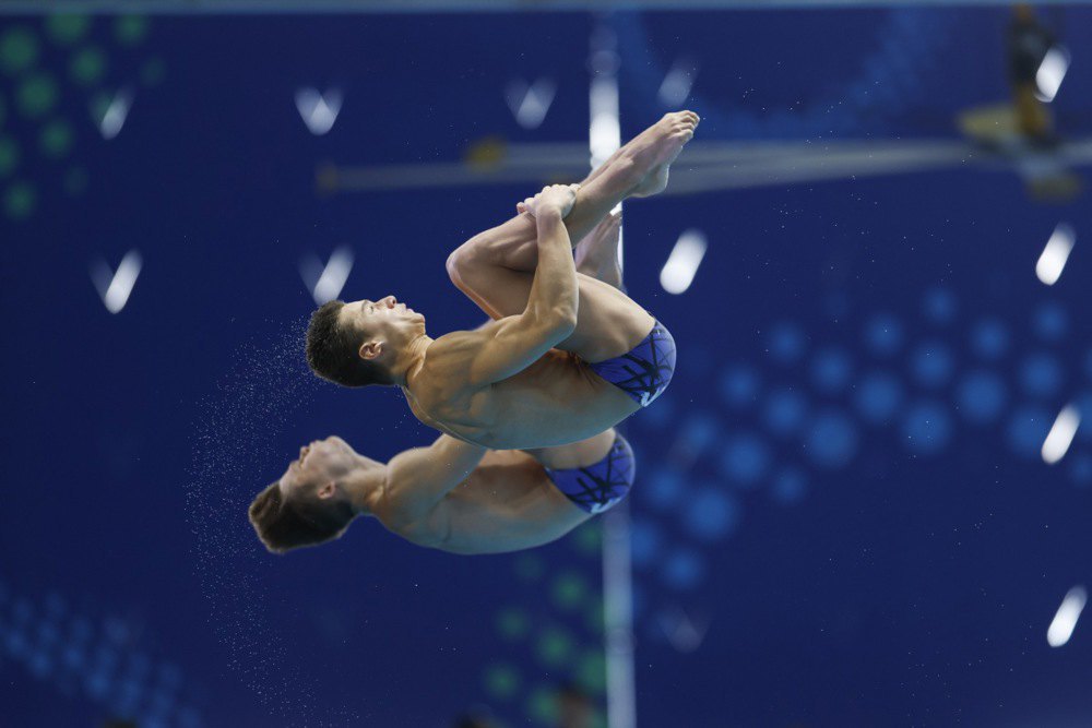 Середа й Гриценко під час синхронного стрибка на Чемпіонаті світу