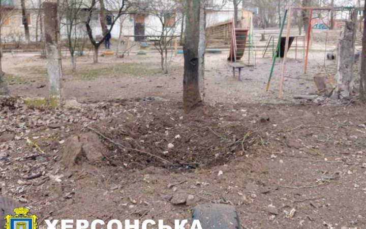 У Херсоні внаслідок обстрілів росіян пошкоджено будівлю школи