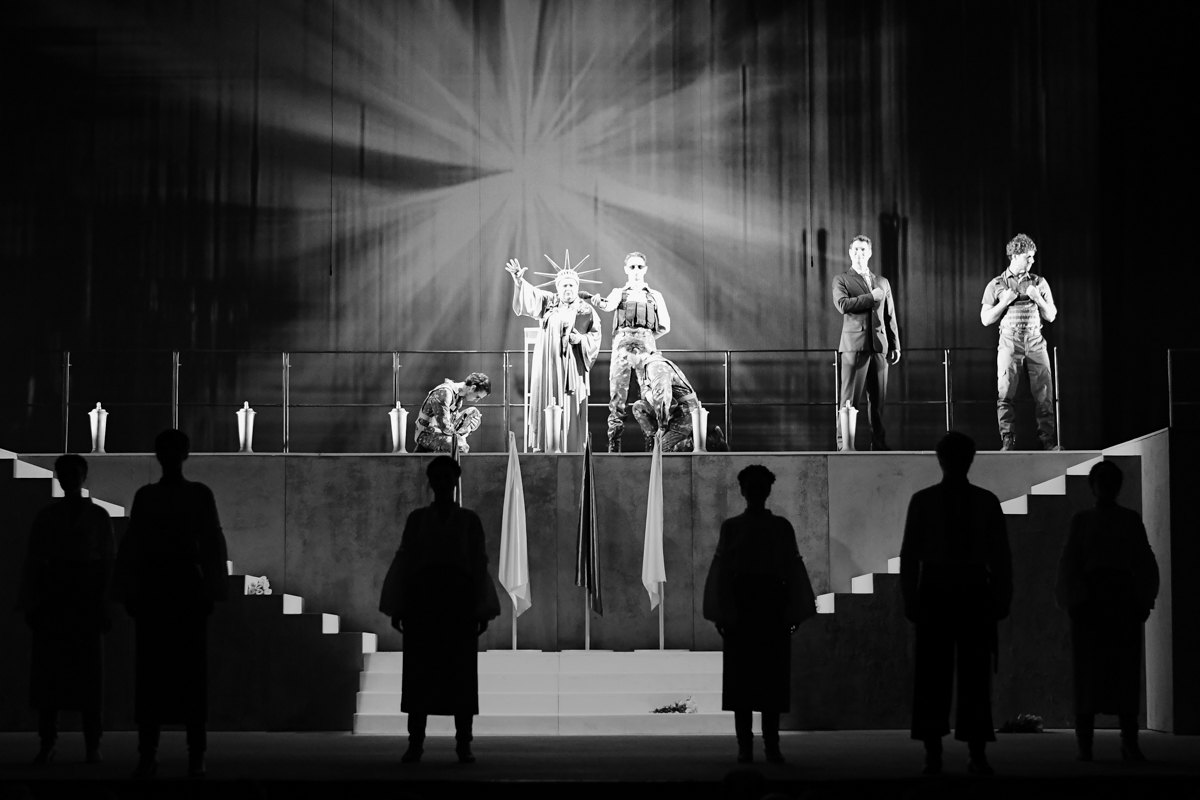 Репетиція вистави «Благальниці»