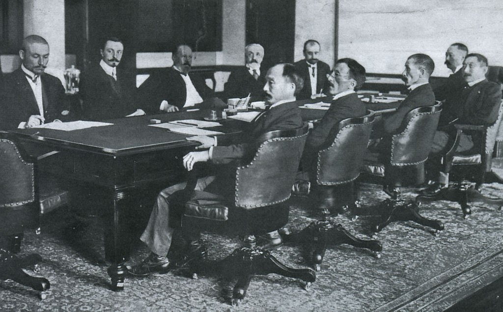 Російські та японські делегати на Портсмутській конференції.