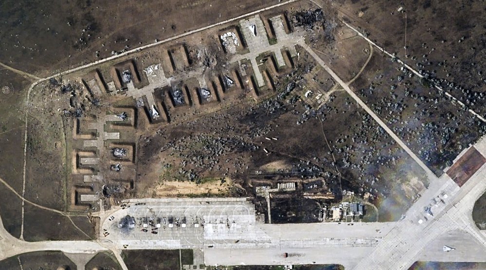 Військовий аеродром поблизу м. Саки в окупованому Криму після вибухів 9 серпня. На супутниковому знімку Planet Labs за 10 серпня 2022 року видно знищені літаки і пошкоджені чи знищені будівлі.