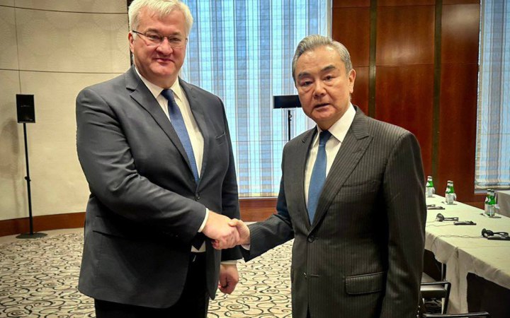 Сибіга зустрівся у Мюнхені із китайським колегою, обговорив війну в Україні і запросив до Києва