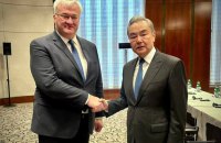 Сибіга зустрівся у Мюнхені із китайським колегою, обговорив війну в Україні і запросив до Києва