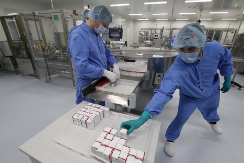 Білорусь починає масову вакцинацію від коронавірусу російським "Спутніком V"