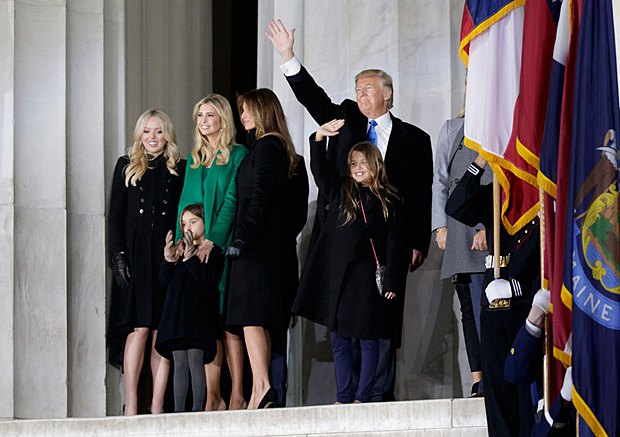 Дональд Трамп с семьей возле Мемориала Линкольна, 19 января 2017