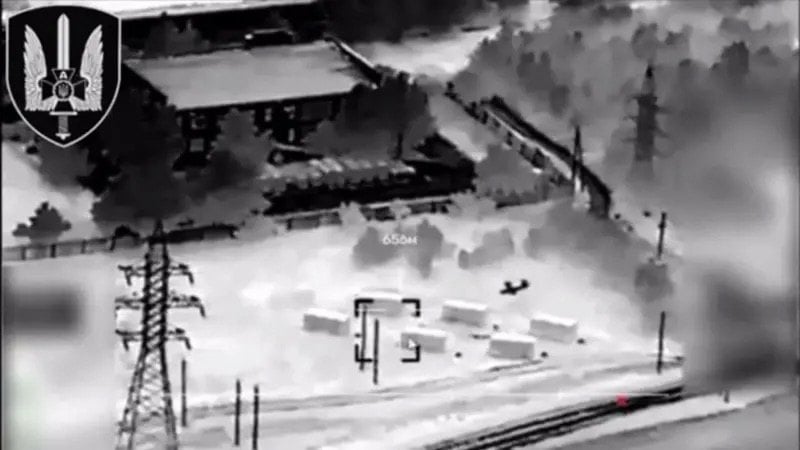 Комплекс «Волна Купол Гарант» в об'єктиві українського дрона 422 ОП БПС. У цей час його атакує інший БпЛА. У кожному причепі розміщено по дві супутникові антени, які глушать старлінк