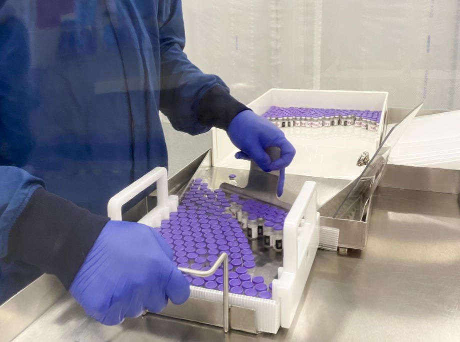 Фармацевтическая компания Pfizer демонстрирует флаконы с вакциной от Covid-19 в своей лаборатории, 16 ноября
2020.