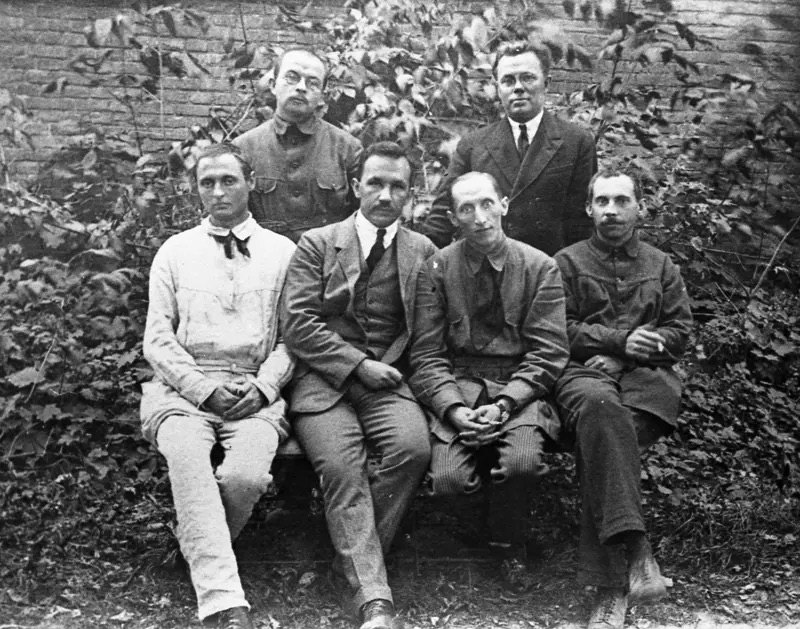 Неокласики в Баришівці. Віктор Петров (Домонтович) і Микола Зеров (стоять зліва направо); Юрій Клен, Павло Филипович, Фелікс Якубовський і Максим Рильський (сидять зліва направо). 1920-ті роки