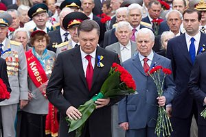 Янукович почтил память жертв ВОВ