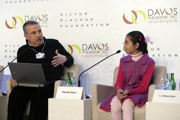 Томас Фрідман (The New York Times) и Хадіджа Ніази, 11-річна дівчинка, яка здобула освіту онлайн та завершила магістерську
програму з фізики