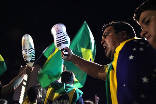 Бразильцы во сремя протеста против политики власти