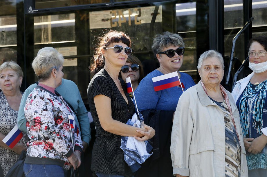 В Донецке местные жители ожидают специальные автобусы, чтобы ехать на избирательные участки в Ростовской области.