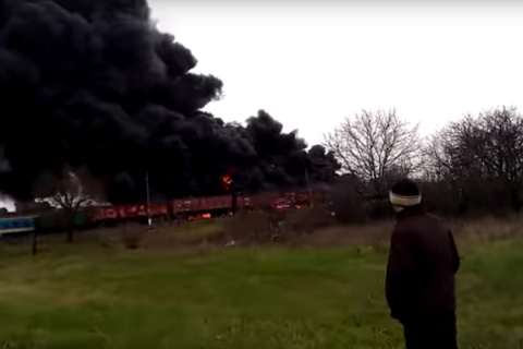 В оккупированном Краснодоне на железной дороге загорелись цистерны с топливом