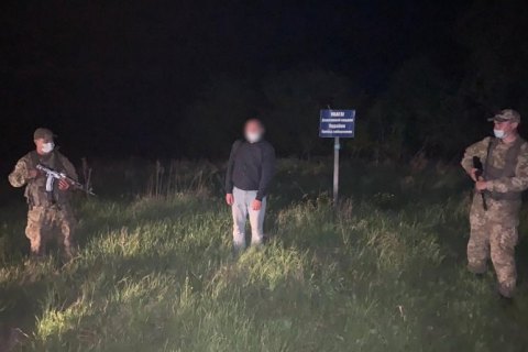 ​​Россиянин закопал свой паспорт в лесу и пошел пешком в Украину, его задержали пограничники