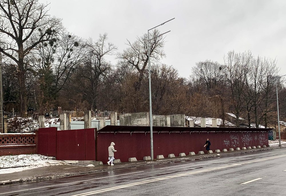 На місці зруйнованої частини паркану Байкового кладовища почали будівництво, 16 грудня 2024 р.