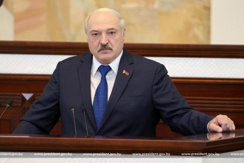Лукашенко звинуватив Захід у спробі удушення Білорусі і пригрозив світовою війною