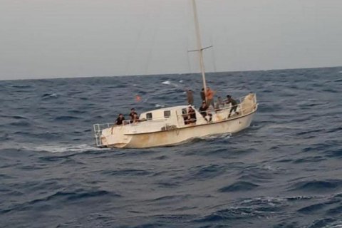 Біля берегів Італії затримали яхту з українцями, які переправляли нелегалів
