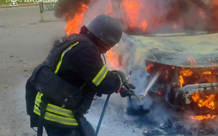 Росіяни атакували цивільне авто у Херсоні, постраждали люди