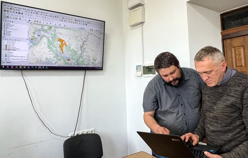 Петро Тєстов з колегою