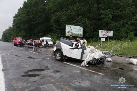 В Хмельницкой области в ДТП с грузовиком и легковушкой погибла семья из трех человек