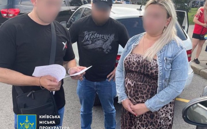 У Києві затримали посадовицю КМДА та директора ринку під час отримання $25 тисяч хабаря