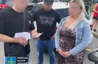 У Києві затримали посадовицю КМДА та директора ринку під час отримання $25 тисяч хабаря