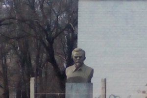 В Чернигове снесли памятник Петровскому