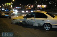 ДТП в Киеве: в результате сильного лобового столкновения у автомобилей отлетели передние колеса