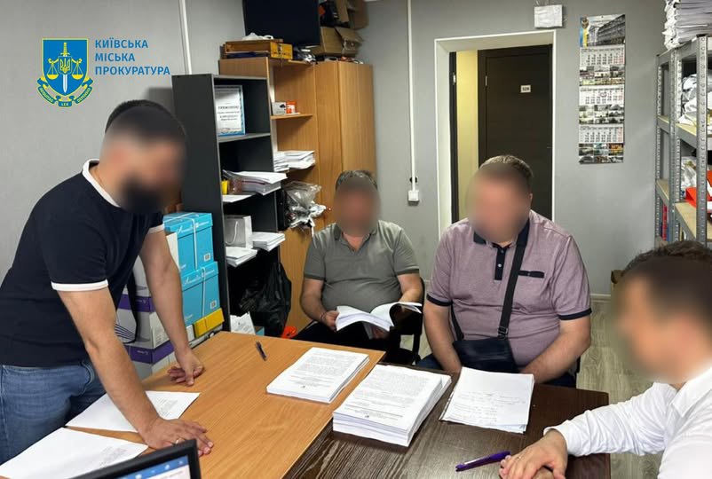 Повідомлення про підозру чиновнику КМДА Руслану Кандибору (другий праворуч)