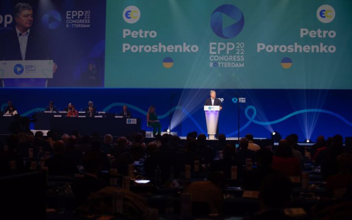 Більше зброї, більше санкцій і жодних компромісів з путіним – Порошенко виступив на Конгресі ЄНП