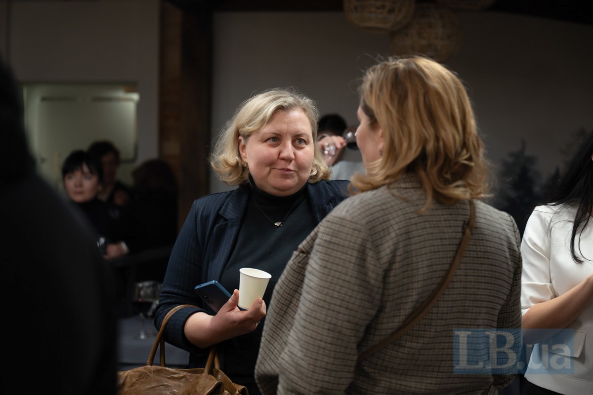 маркетологиня Олена Каленська (ліворуч)