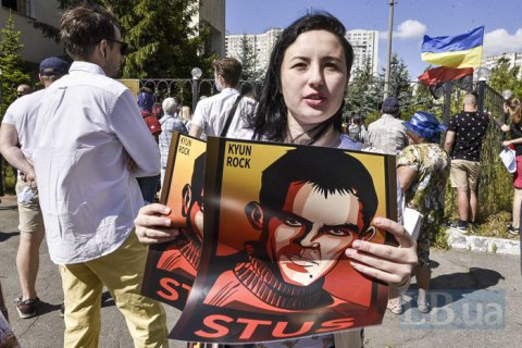 Активісти прийшли під Дарницький райсуд, який розглядає справу Медведчука проти книги про Стуса (оновлено)