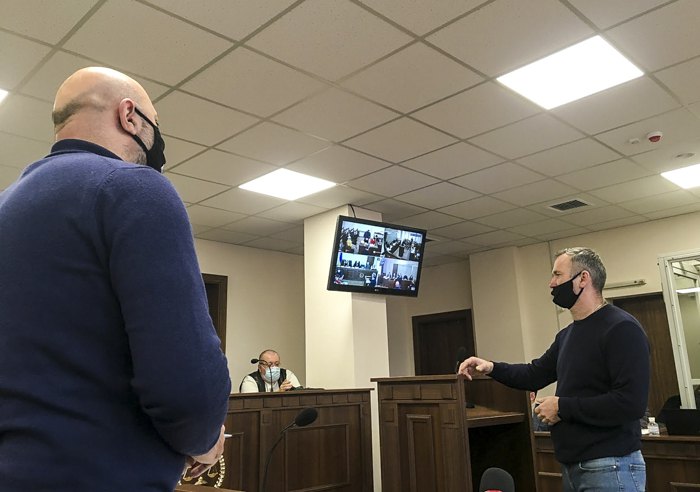 Віталій Косенький (справа), командир 3-го взводу 4-ї роти київського Беркуту, у Святошинському суді дає свідчення щодо подій
18-20 лютого 2014 р. 