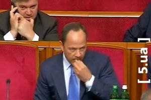 Тігіпко приклеїв жуйку під столом у парламенті (ВІДЕО)
