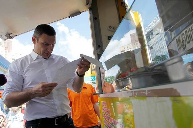 Виталий Кличко изучает документы одного из МАФов во время проверки на станции метро Лукьяновская