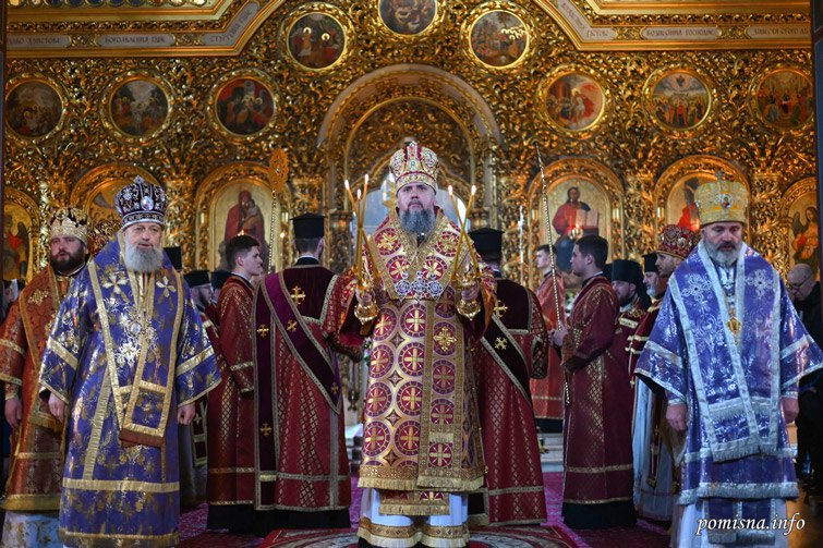 Приклад різнобарвного облачення