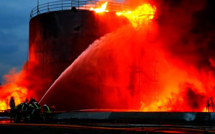 Після обстрілів окупантів на Одещині пошкоджено нафтобазу