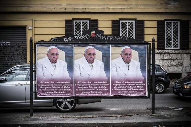 Плакаты с критикой папы Римского Франциска
