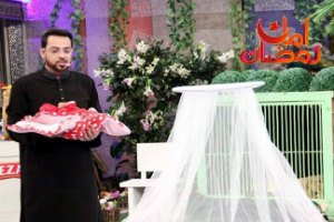 В прямом эфире пакистанского ток-шоу раздают младенцев