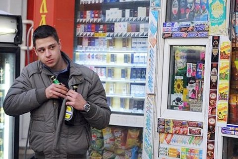 Суд отменил запрет на продажу алкоголя в киевских киосках (обновлено)