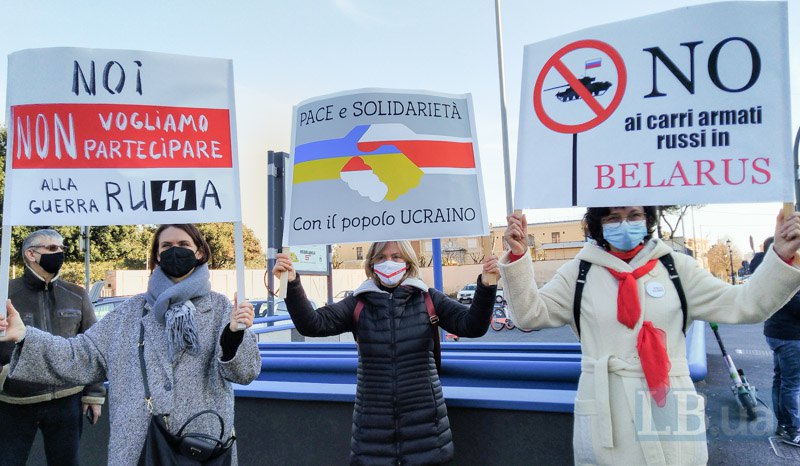 Поддержать украинцев пришли представительницы Ассоциации белорусов Италии