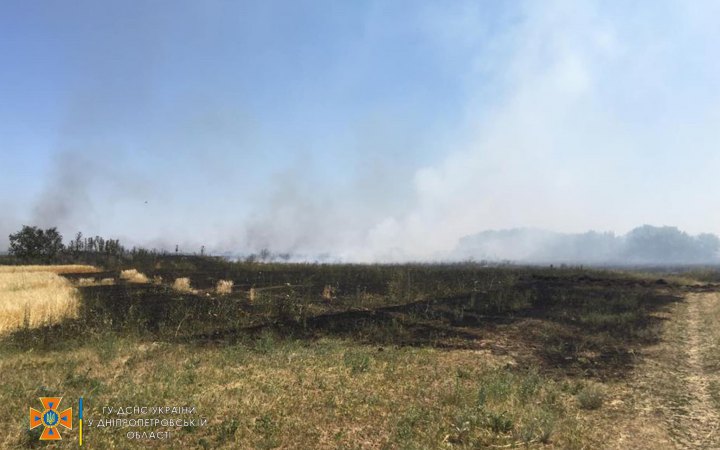 На Харківщині через обстріли окупантів горіли два поля пшениці