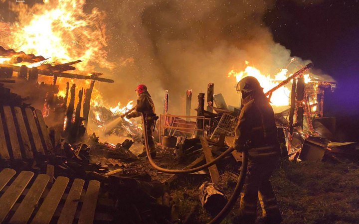На Житомирщині внаслідок пожежі у приватному будинку 2 людини загинули й 2 постраждали