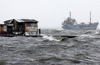 На юго-восток Китая обрушился тайфун: не менее девяти человек погибли