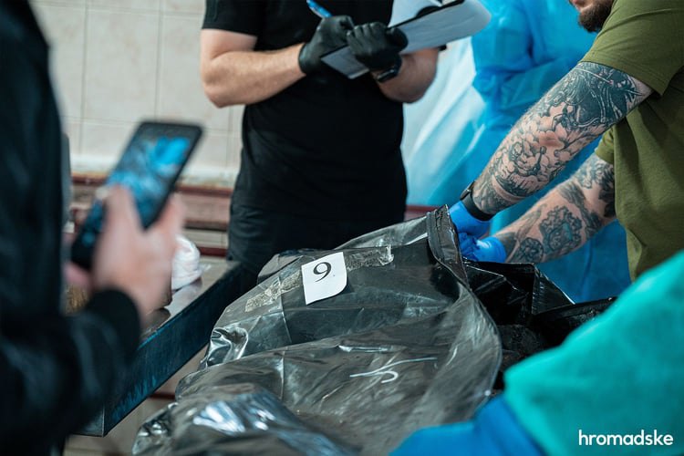 Судово-медичний експерт проводить огляд тіла та фіксацію особливих прикмет загиблого захисника