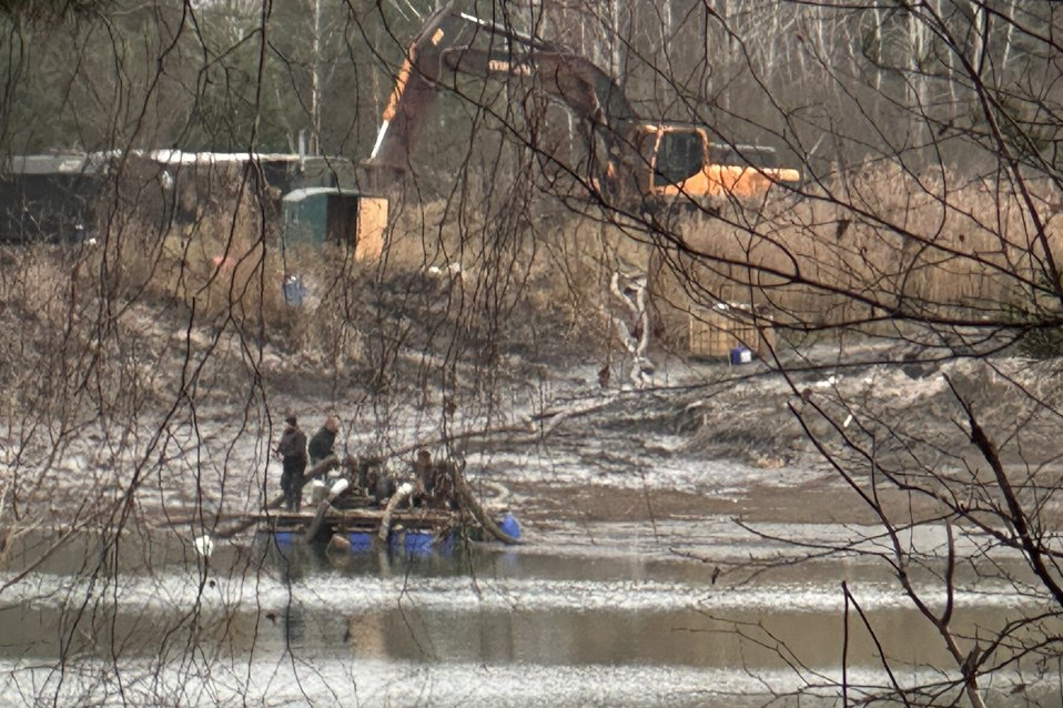 Робітники зробили пантон на бочках з-під
паливно-мастильних матеріалів, аби розмістити обладнання з відкачки води. Листопад 2025 року 