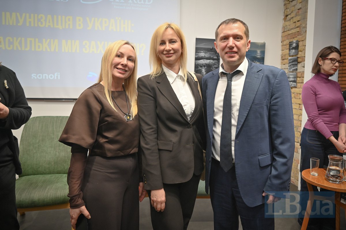 Керівниця ДОЗ Одеси Олена Колоденко ( у центрі) і&nbsp;ректор НМУ Богомольця Юрій Кучин